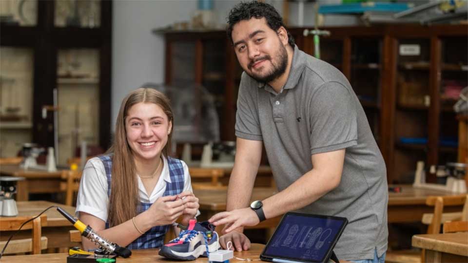 Estudiantes de La Enseñanza crean un zapato que genera energía